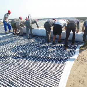 經(jīng)編加筋涂層土工布